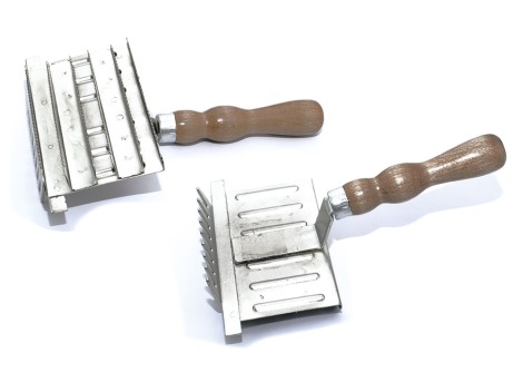 Metal curry comb